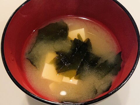 シンプルな豆腐とわかめのお味噌汁